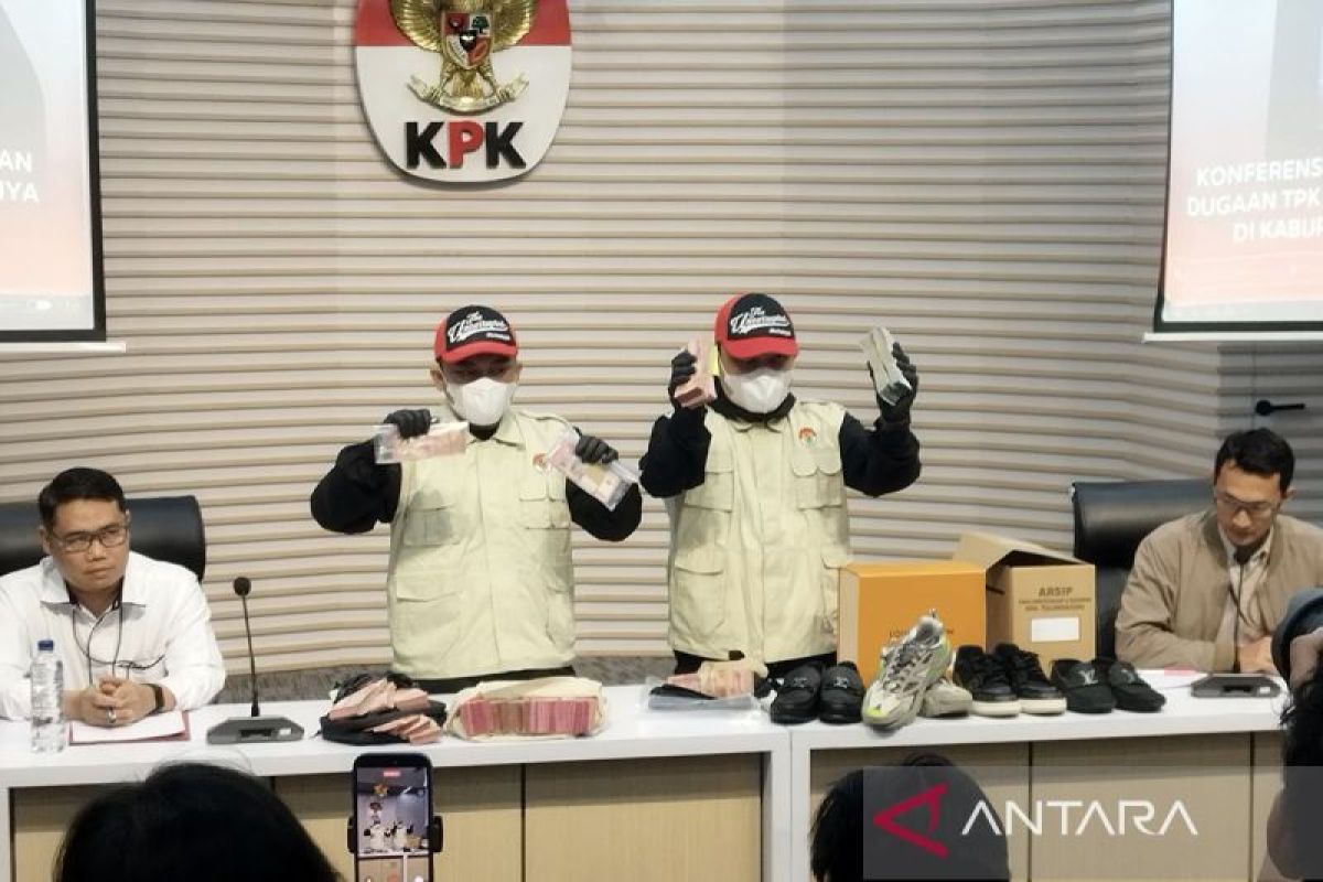 KPK Seizes Rp335.4 Million in Raid on Tulungagung Regent