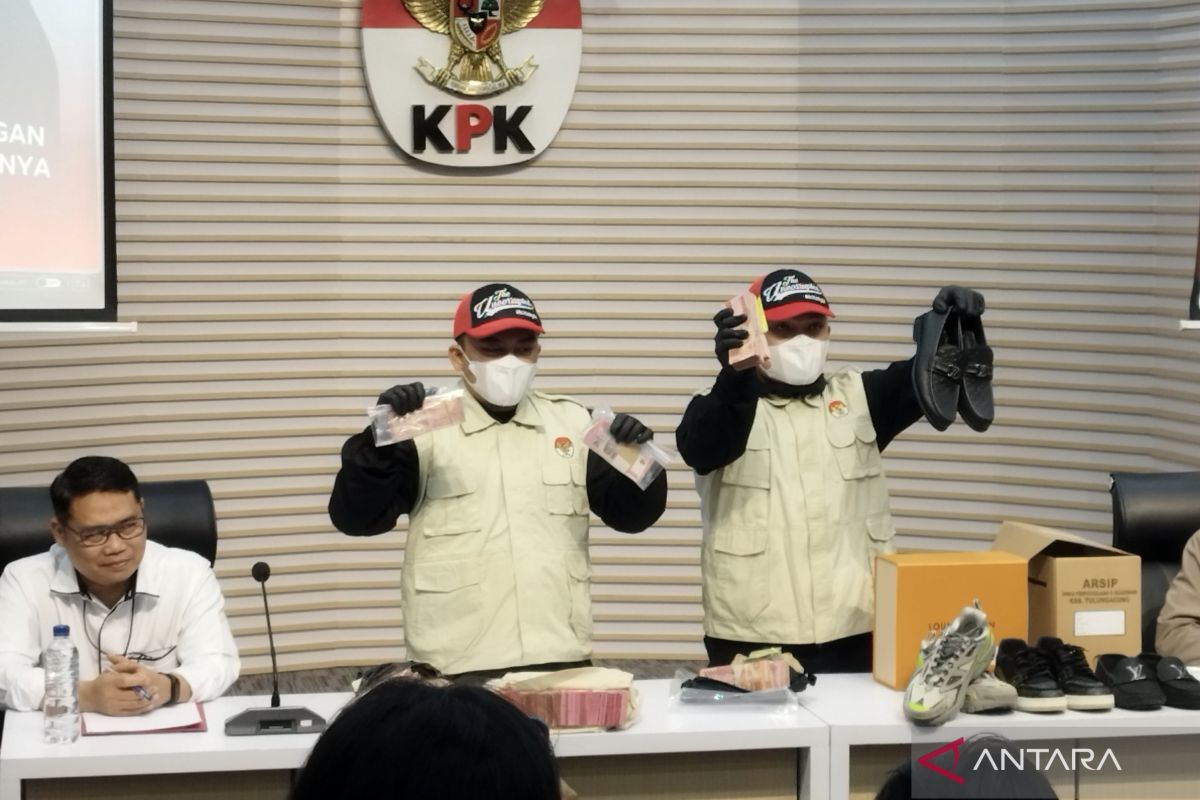 KPK Seizes Louis Vuitton Shoes in Sting Operation Against Tulungagung Regent