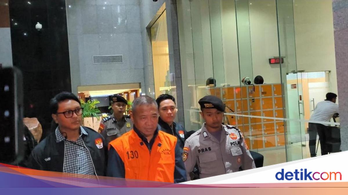 KPK Conducts Sting Operation on Tulungagung Regent in Pendopo After Handover of Extortion Proceeds