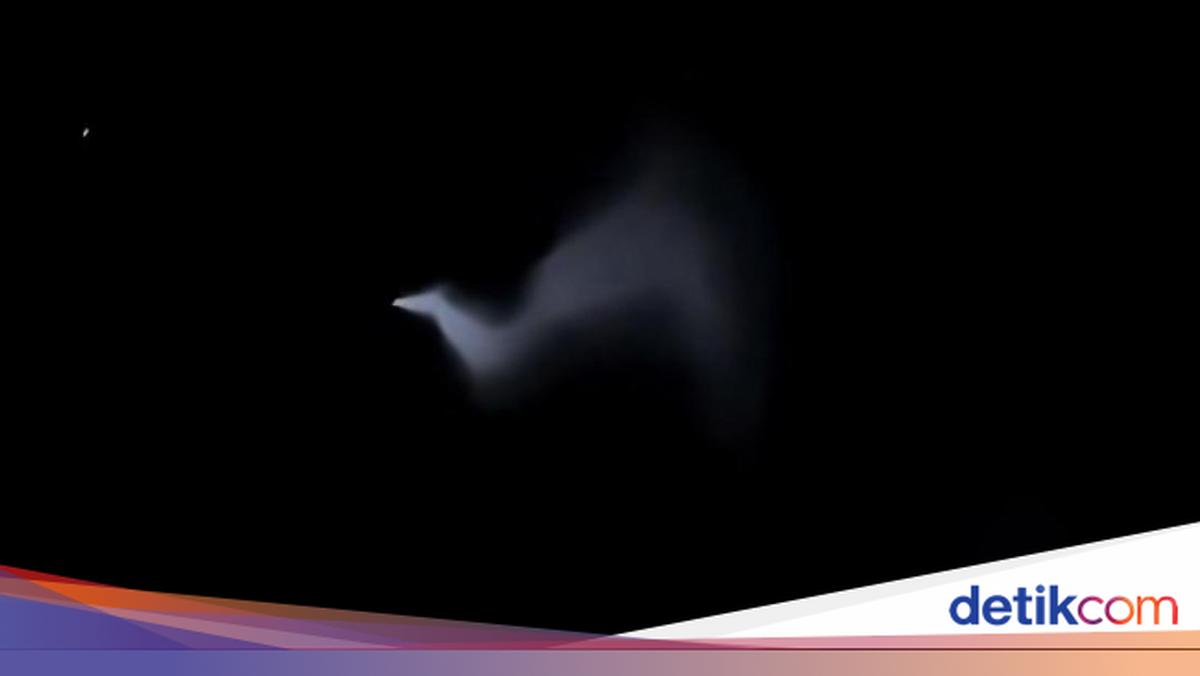Viral Glowing Object in Bali Sky, BRIN: It's a Chinese Rocket