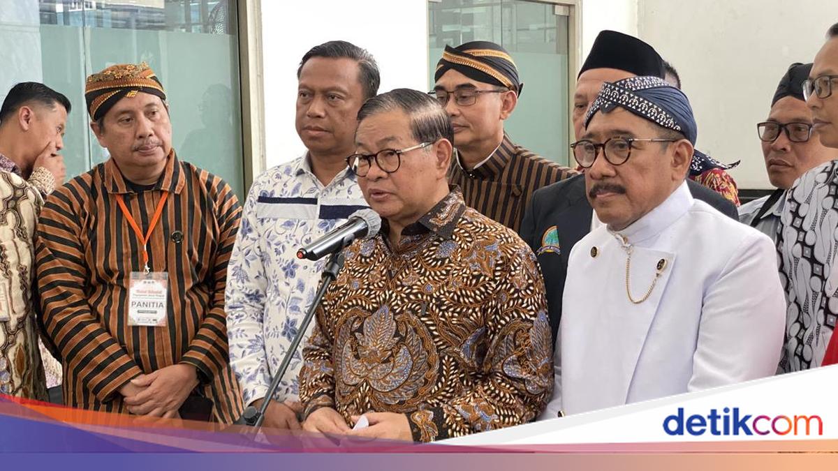 Plastic Prices Rise, Pramono Urges Residents to Use Banana Leaf Wrappers