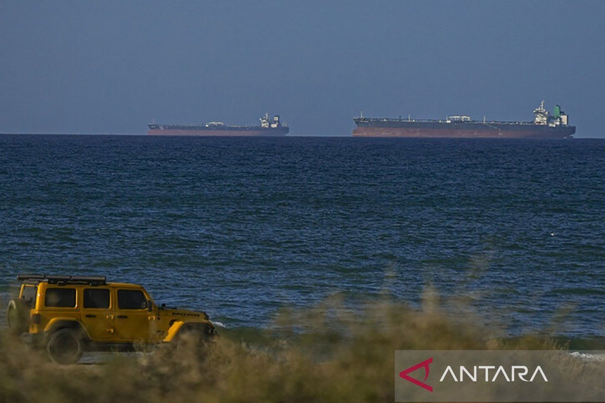 Iran Limits Strait of Hormuz to 12 Ships per Day, Costing Up to 2 Million USD