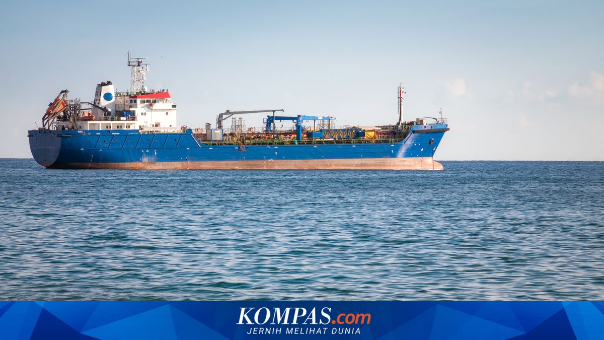 Three Giant Tankers Flying Chinese and Liberian Flags Cross the Strait of Hormuz