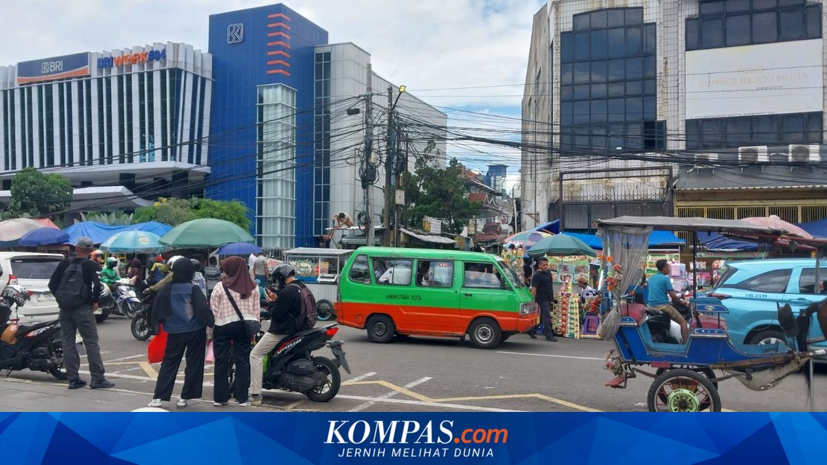 Street Vendor Stalls Around Bogor Town Square Rebuilt After Demolition by Mayor