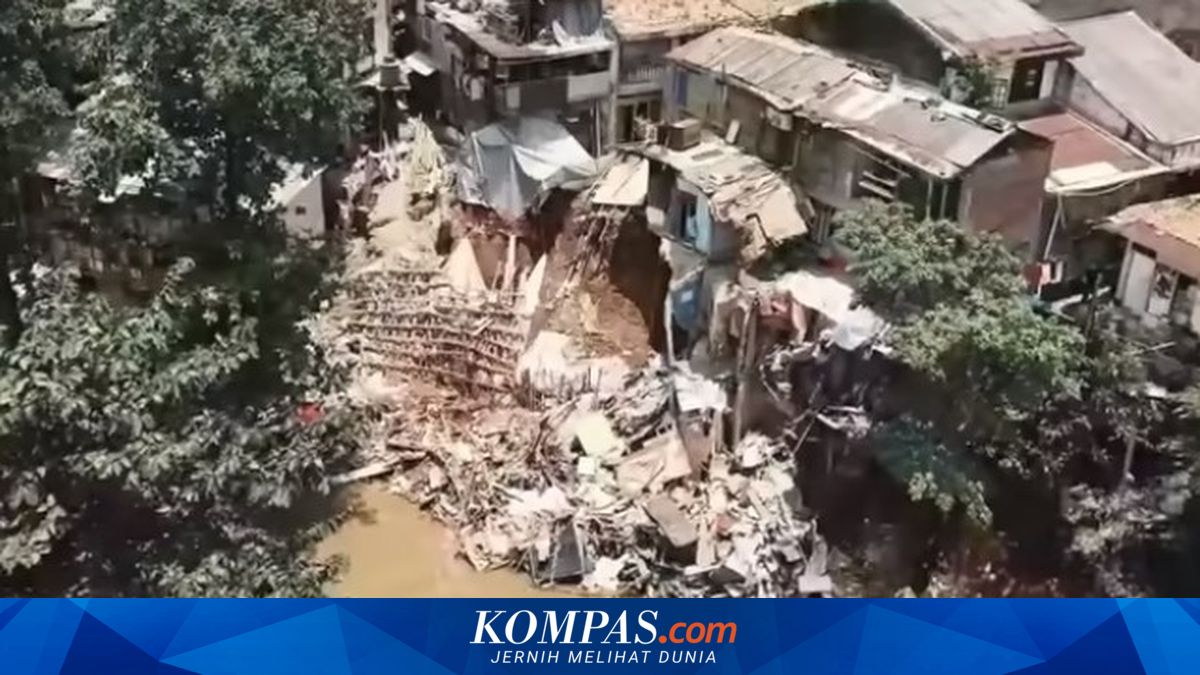 Story of Ciliwung River Residents, Risking Their Lives Amid Landslide Threats