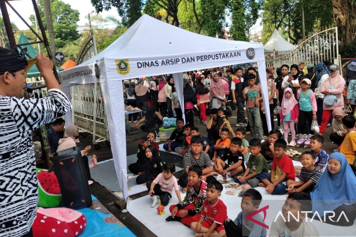 Mobile Library Promotes Reading Culture at Cibinong CFD