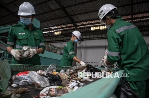 Not Discarded, Waste in Pinrang Becomes a Source of Income for Residents