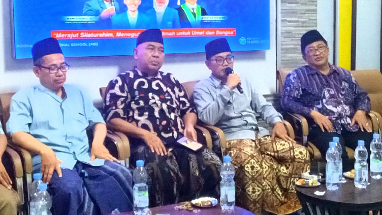 Surprise from Gus Salam at IKA PMII Jombang's Halal bi Halal Event
