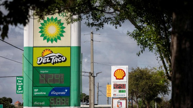 Fuel Prices at US Petrol Stations Skyrocket Dramatically, Americans Protest En Masse