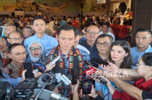AHY Distributes Basic Foodstuffs in West Jakarta, Highlights Impact of Global Conflicts