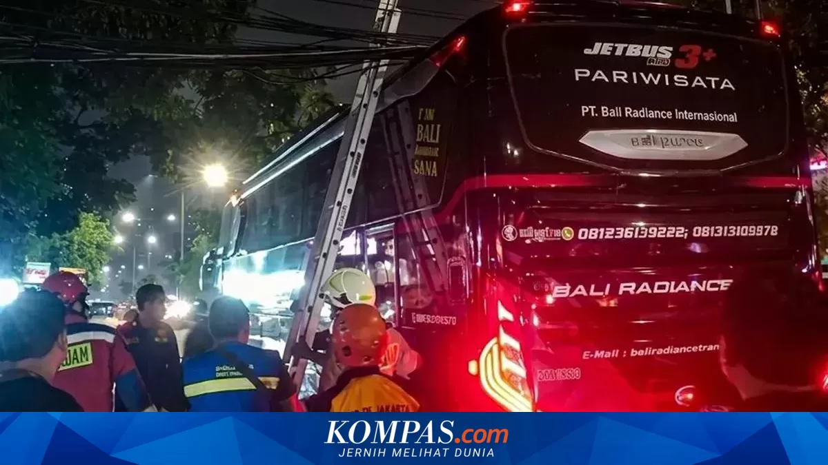 Optical Pole Collapses in West Jakarta, Suspected Due to Corrosion and Overloading