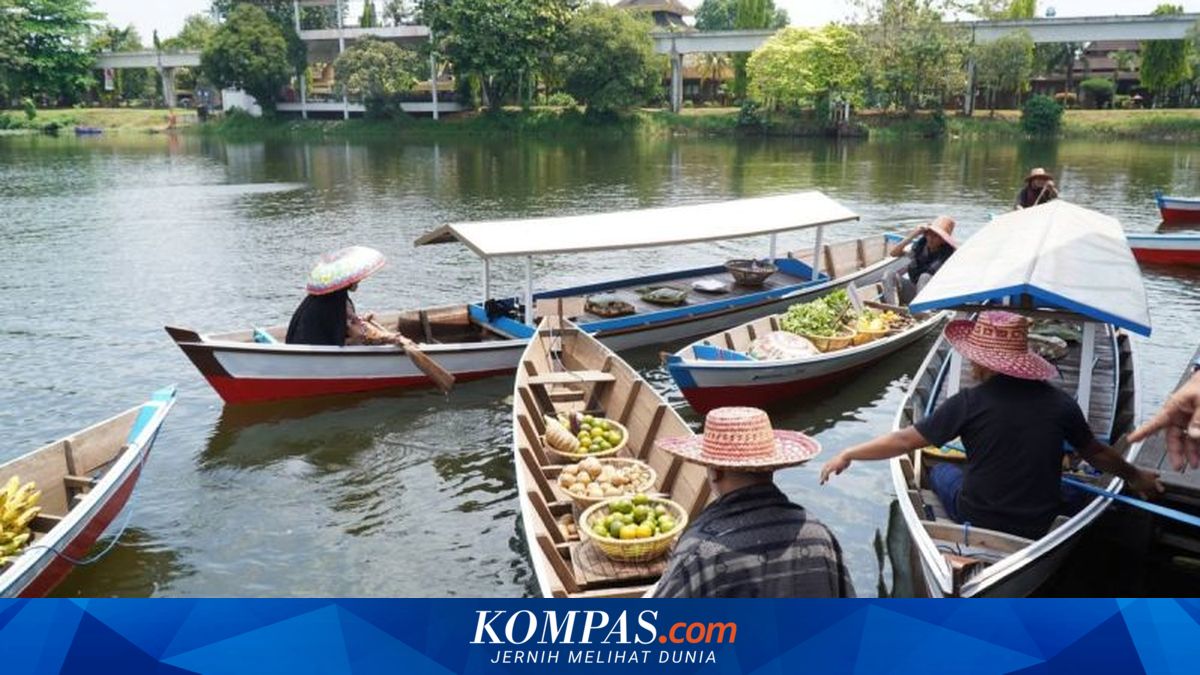 Iconic Floating Market of South Kalimantan Debuts at TMII
