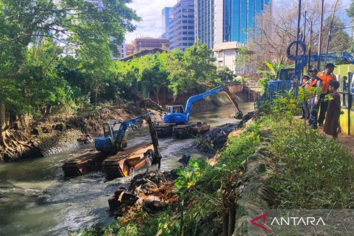 South Jakarta Dredges 6,842 Cubic Metres of Mud from Krukut River to Prevent Flooding