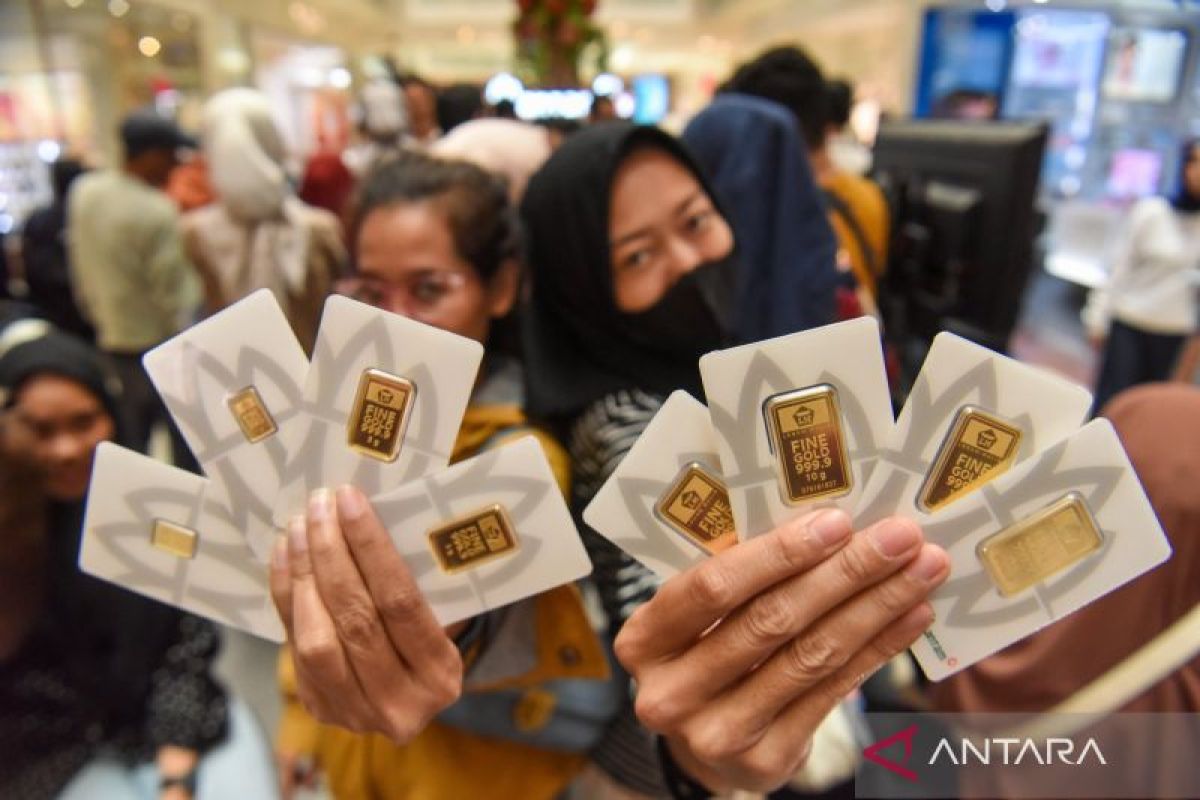 Antam Gold Price Drops Rp42,000 to Rp2.818 Million per Gram on Monday