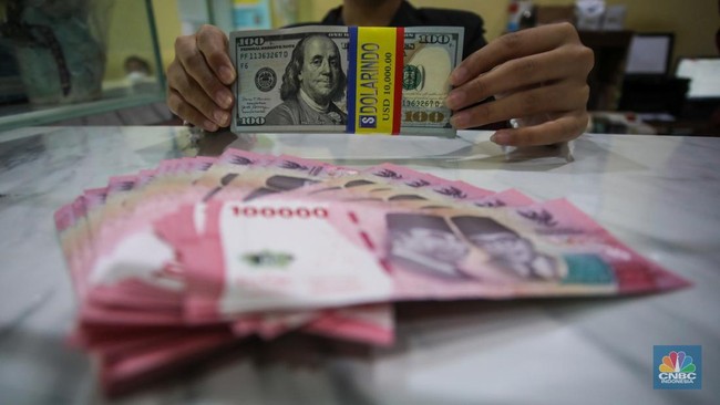 US Dollar Gains Strength, Rupiah Opens Weaker at Rp17,100