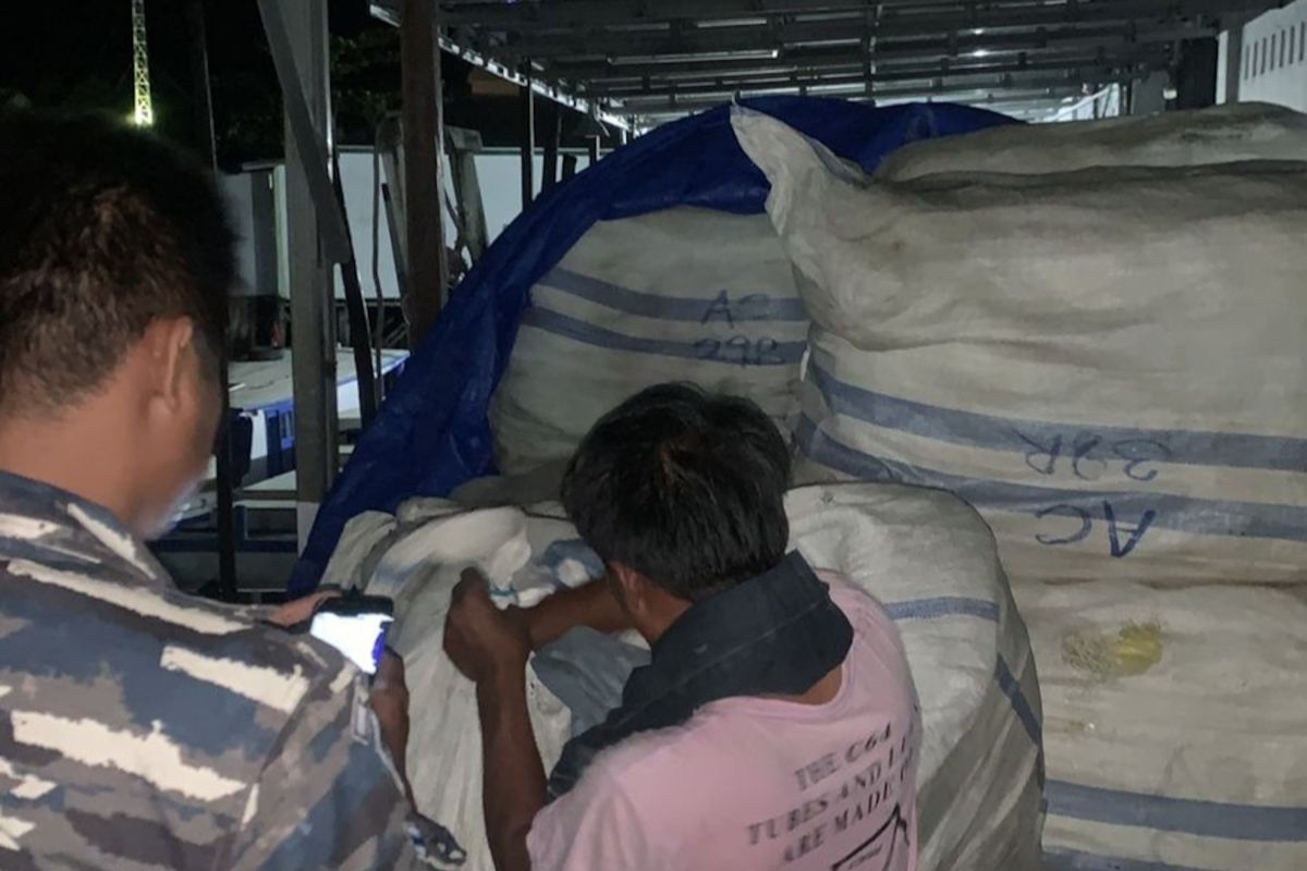 Indonesian Navy Thwarts Smuggling of Used Clothing in Tarakan