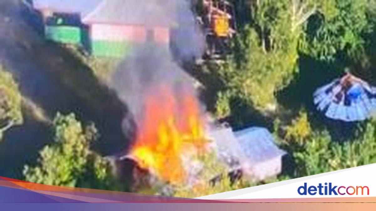 OPM Lekagak Telenggen Burns Several Houses in Puncak Papua, Residents Evacuate