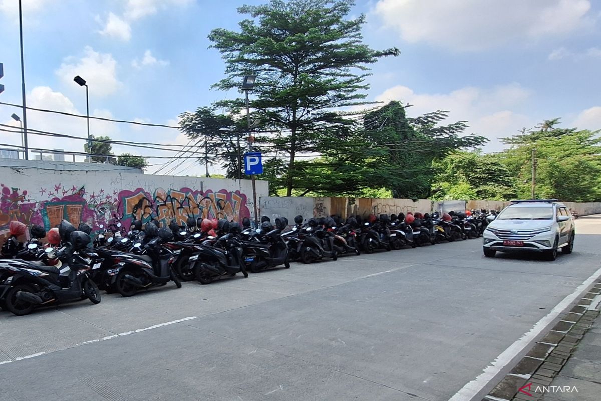 Residents Complain About MRT Lebak Bulus Depot Parking Encroaching on Roadway
