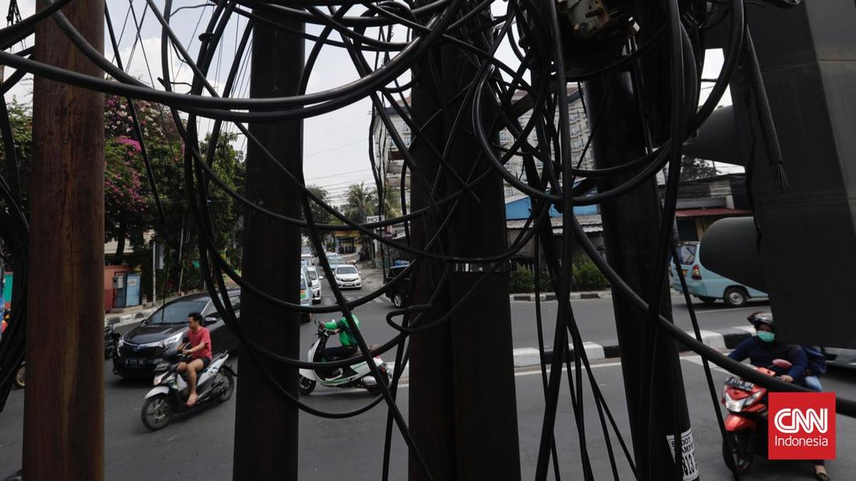 Overloaded Optical Cables Cause Electricity Pole to Collapse in West Jakarta's Mangga Besar