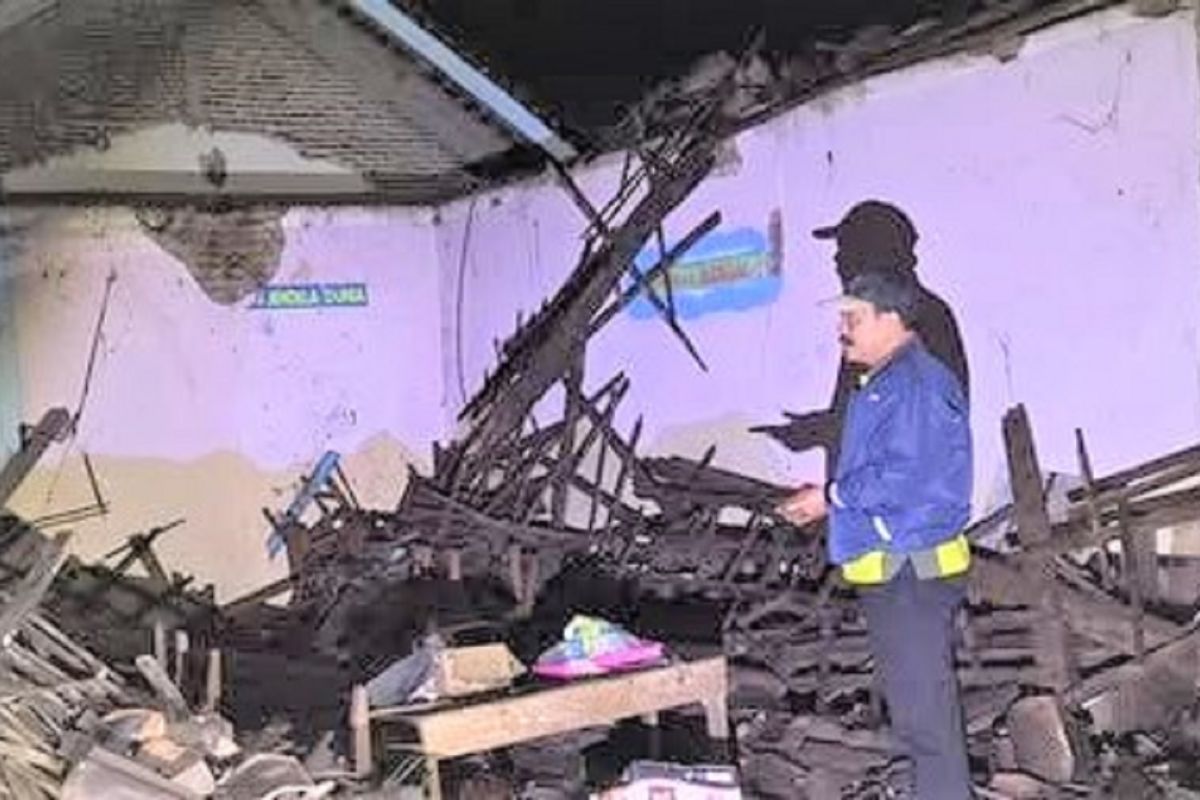 Heavy Rain Causes Collapse of Aged SDN Building in Magetan Regency