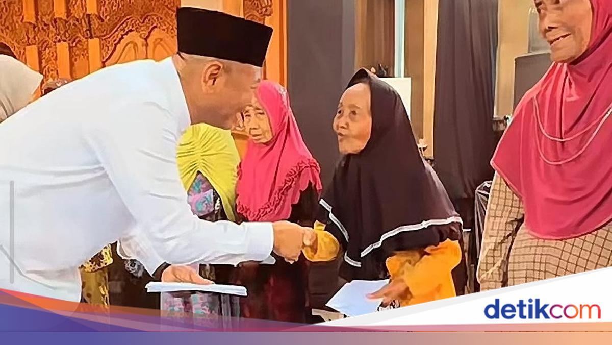 Tulungagung Regent's Moment Wearing LV Shoes During Open House Halalbihalal