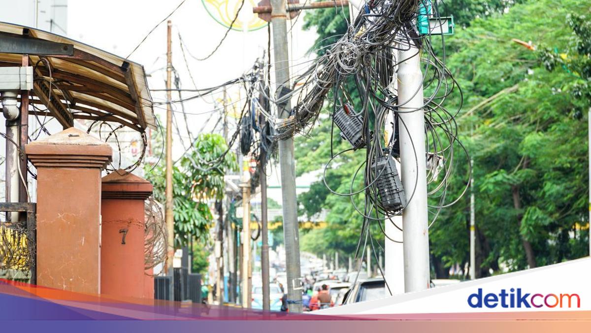 Pramono Signs Utility Network Regulation, Tangle of Cables in DKI to be Addressed Soon