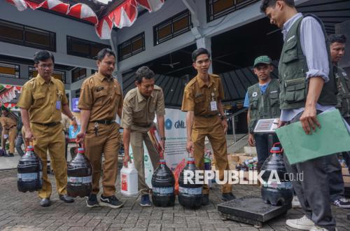 From Kitchen Waste, Batang Civil Servants Turn Used Cooking Oil into Clean Energy
