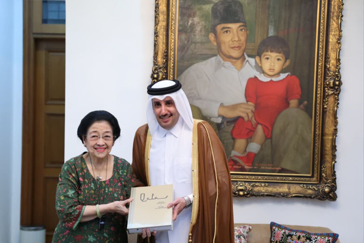 Megawati Soekarnoputri meets Qatari Ambassador at her residence