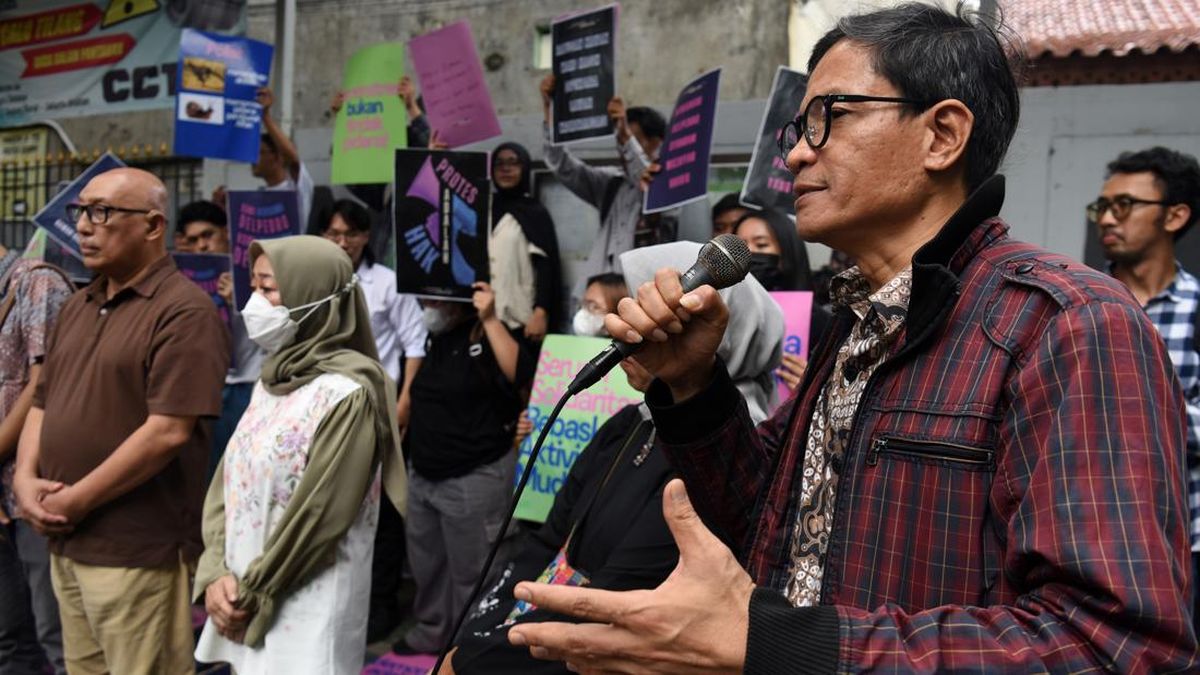 Hundreds of Academics and Activists Gather at UI, Addressing 'Observer Inflation'