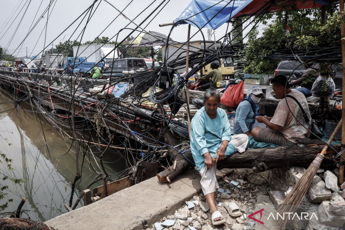 Pram says chaotic cable tidying is included in priority programme