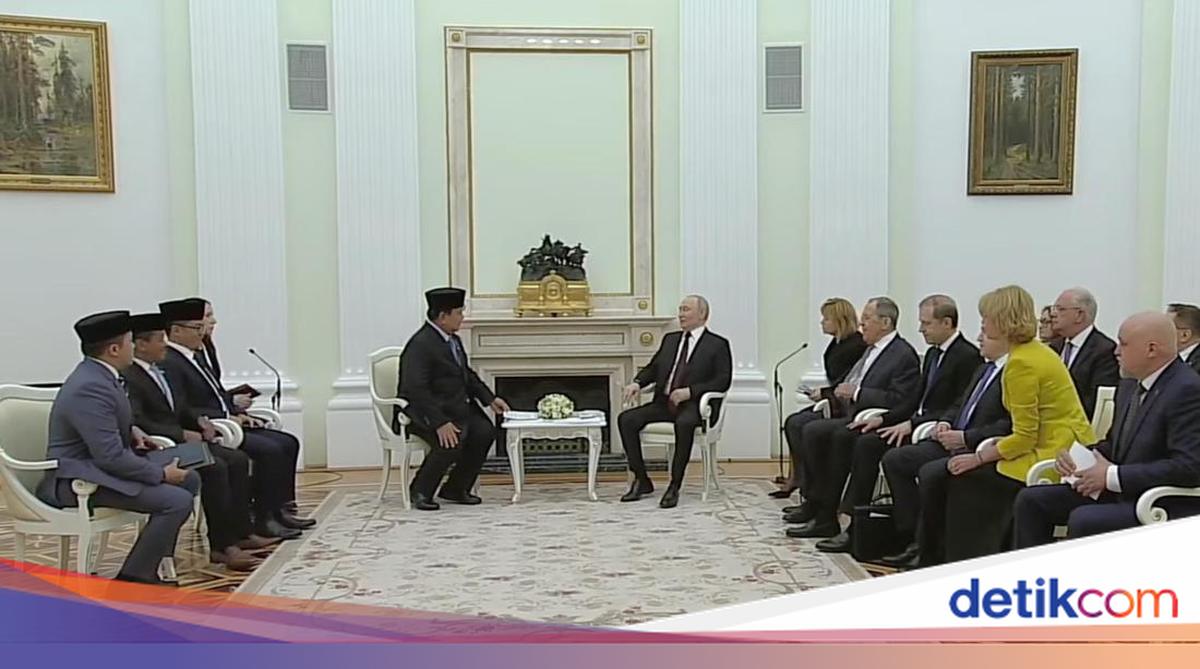 Prabowo Arrives at the Kremlin Palace in Moscow, Welcomed by Putin