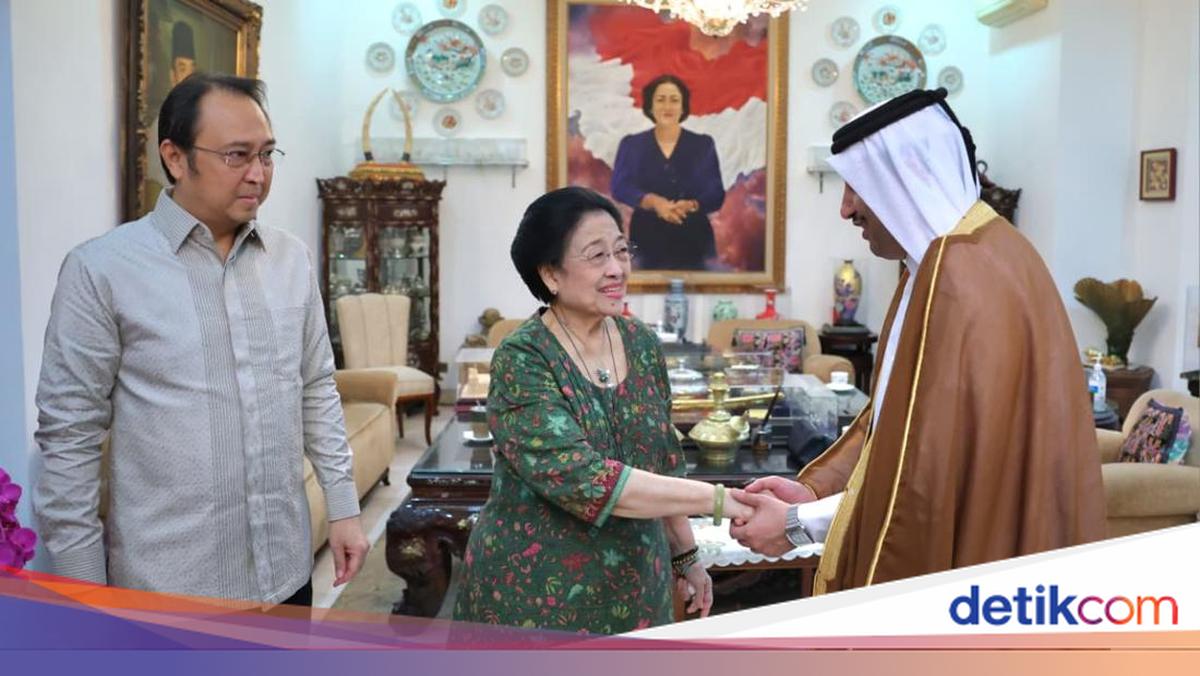 Accompanied by Prananda, Megawati Receives Visit from Qatari Ambassador