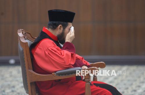 Farewell as Constitutional Court Justice, Anwar Usman Collapses from Exhaustion