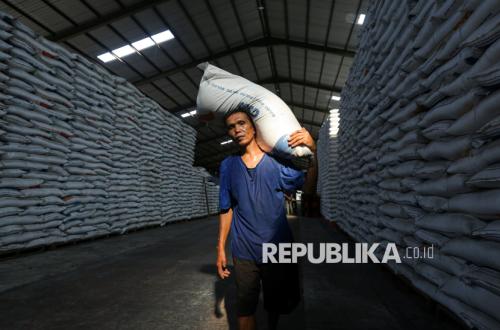 Bulog Ensures Stable Rice Prices Despite Rising Plastic Packaging Costs