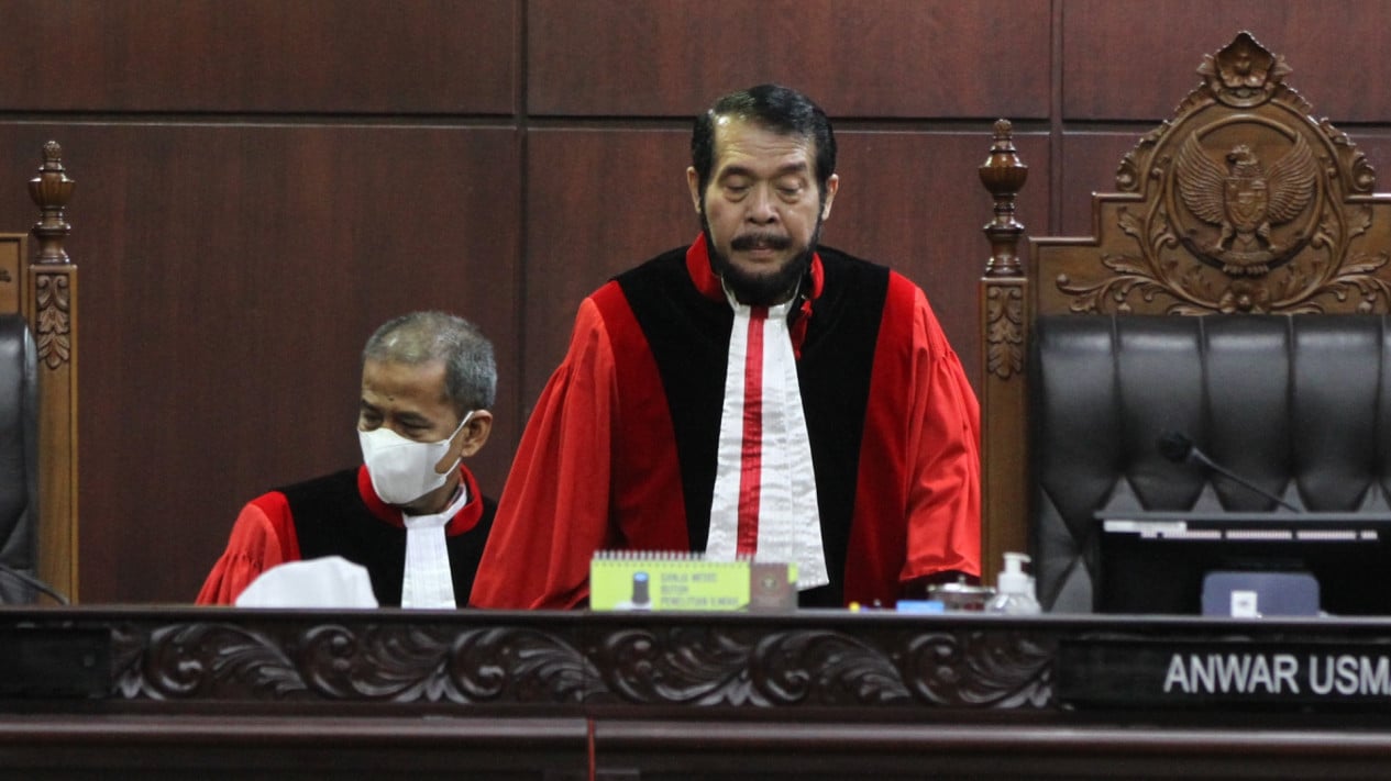 Anwar Usman Collapses at Constitutional Court After Retirement Ceremony