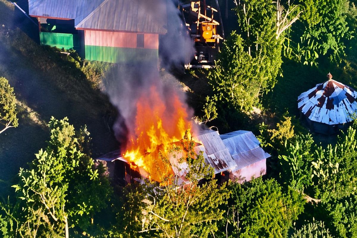 TNI Hunts Perpetrators of House Burning in Puncak Regency