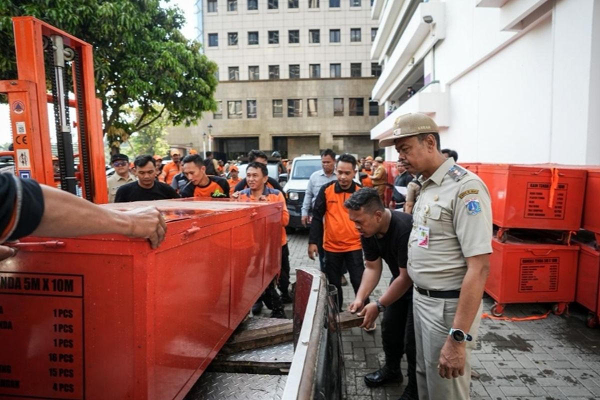 56 sub-districts in West Jakarta receive disaster equipment aid from BPBD