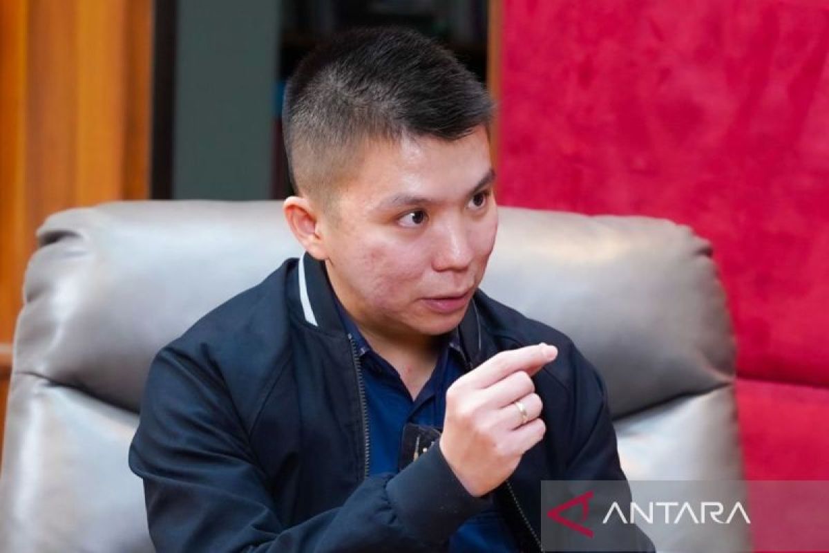 Cabinet Secretary's communication style seen as reflecting adaptive approach