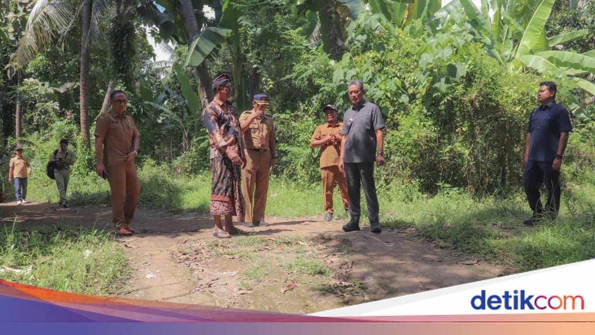Residents of Perigi in Buleleng Struggle for Years with Damaged Road