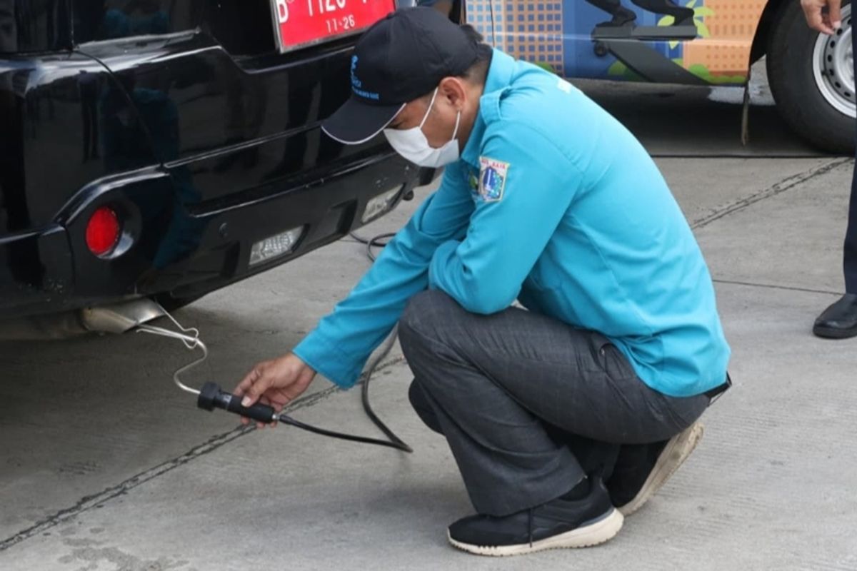 Dozens of West Jakarta government vehicles fail emissions test