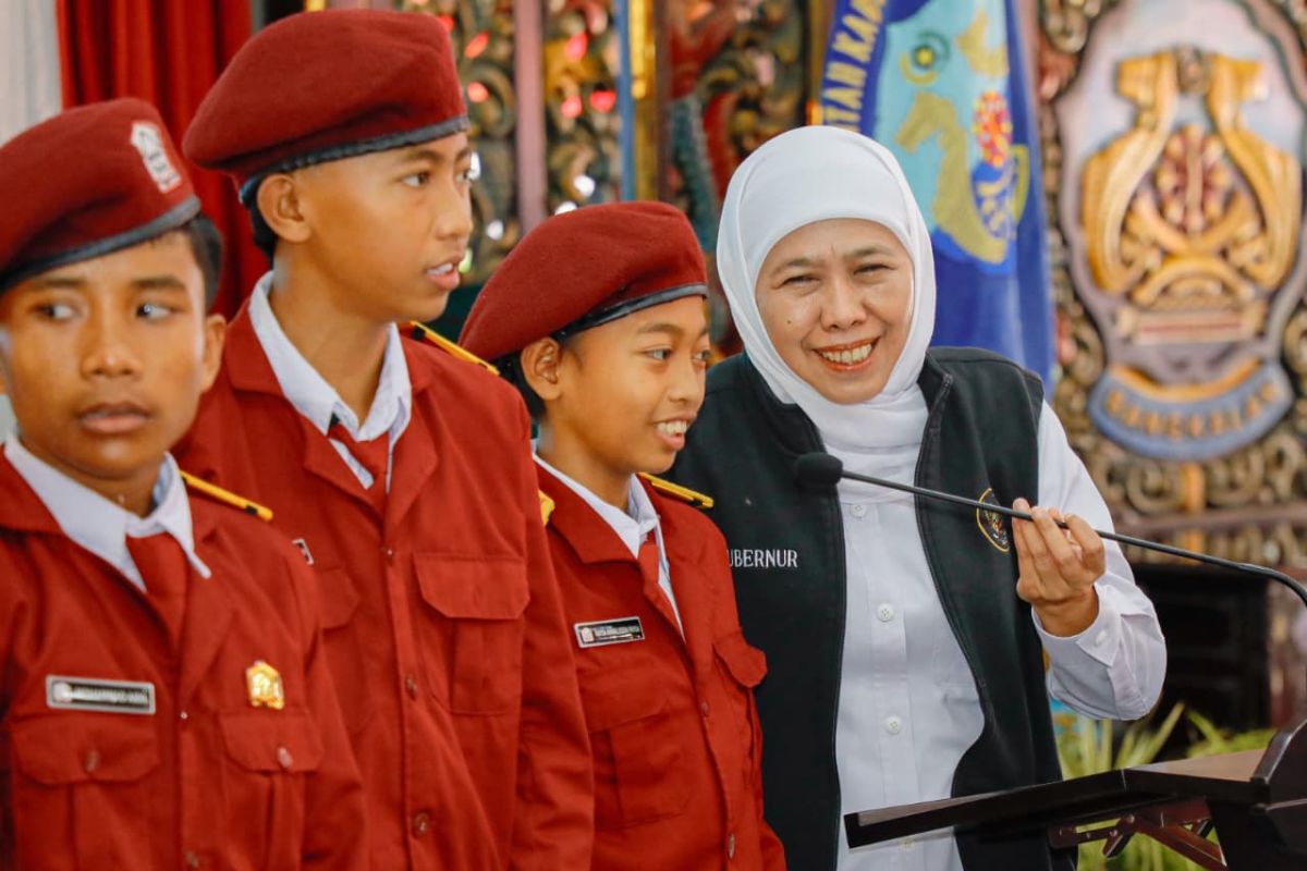 East Java Provincial Government Begins Implementing Gadget Restrictions in Schools