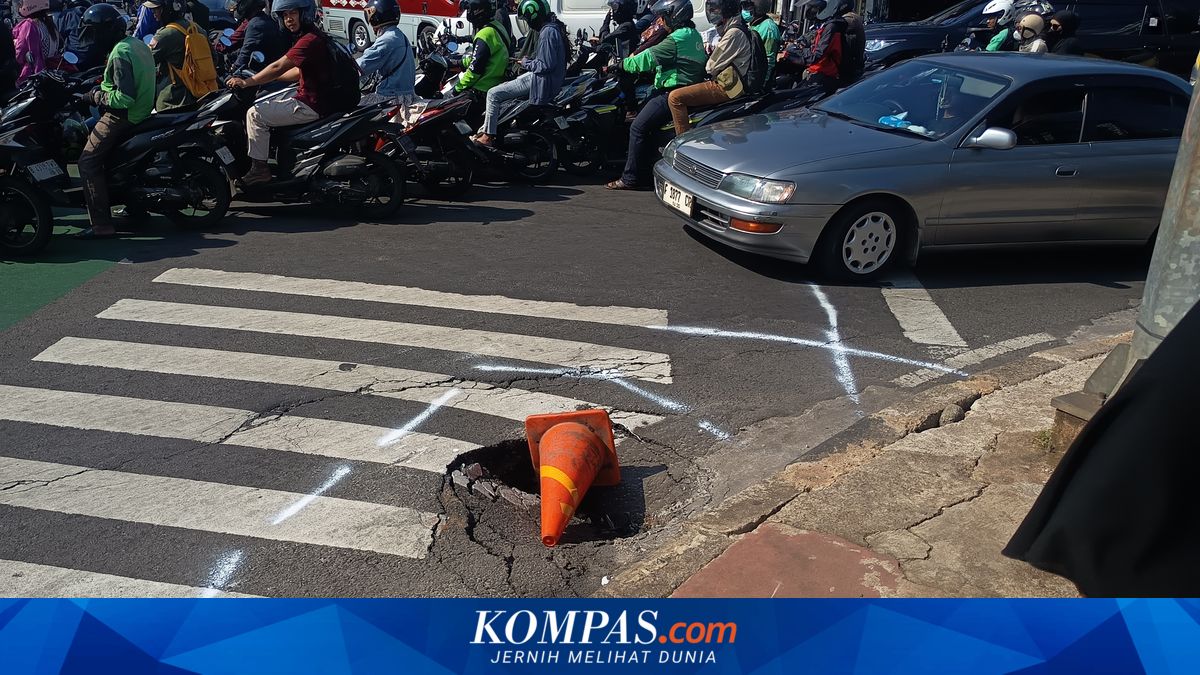 Road Collapse in East Jakarta: Deep Hole at Bend Nearly Causes Riders to Fall
