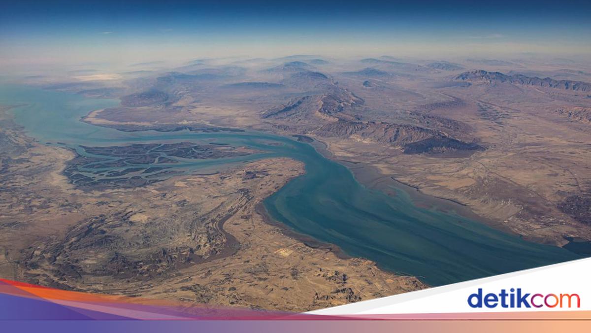 US Begins Blockade of Strait of Hormuz, Trump Threatens to Destroy Iranian Ships