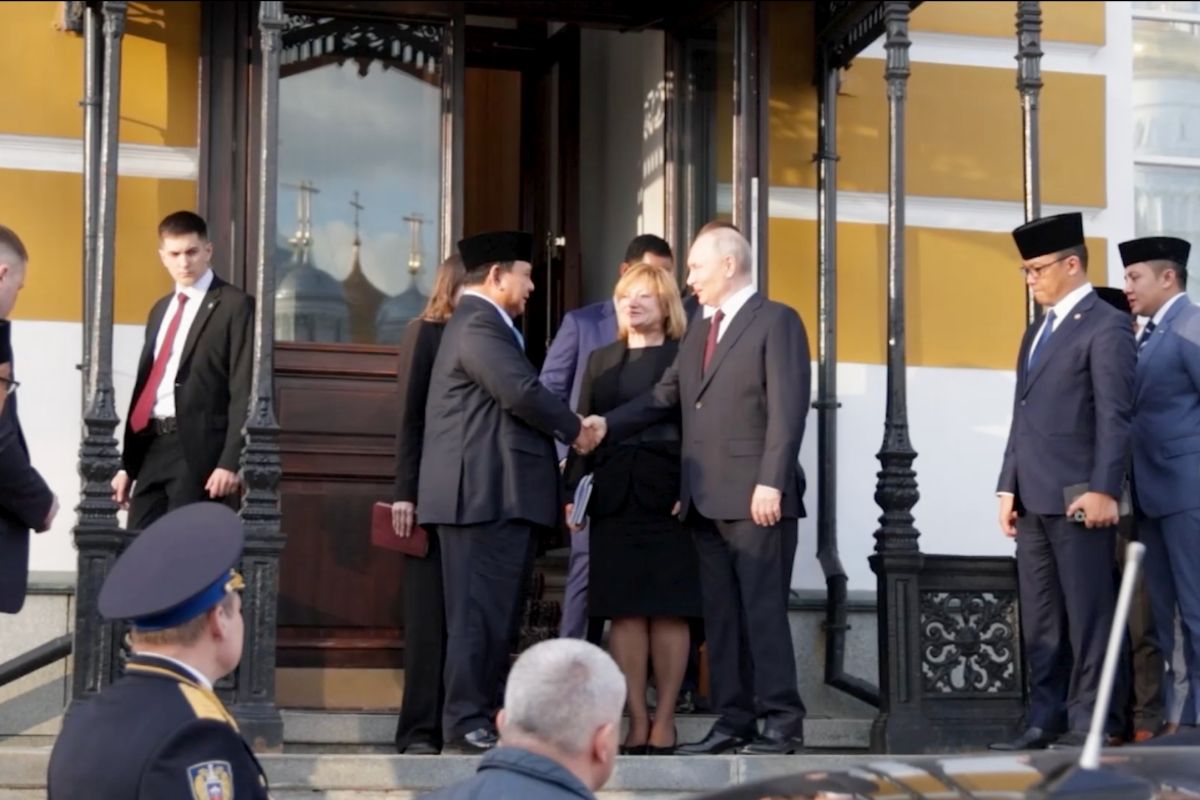 Demonstrating closeness, Prabowo and Putin exchange gifts