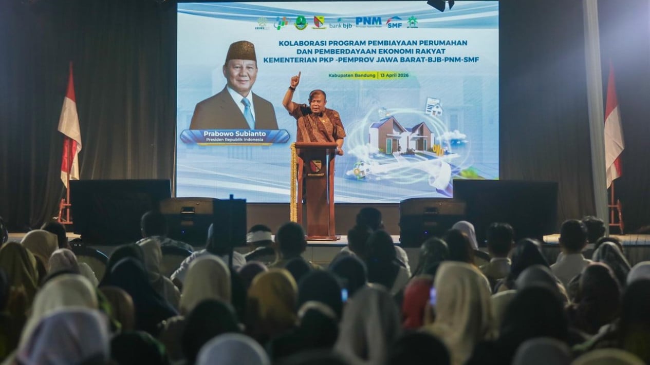 DPR Deputy Speaker Inspects BSPS Programme in Bandung Regency, Highlights Land Scarcity Challenges
