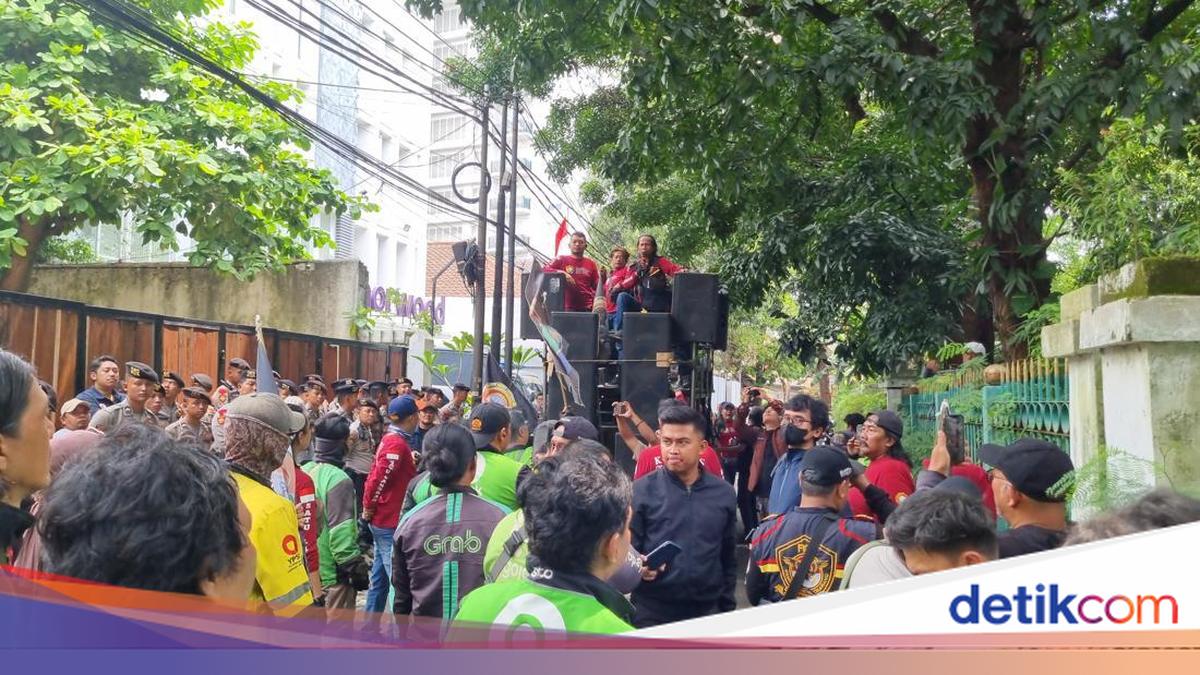 Ojol Demonstrators Protest at SMRC, Demand Saiful Mujani Apologise for 'Toppling Prabowo' Remarks
