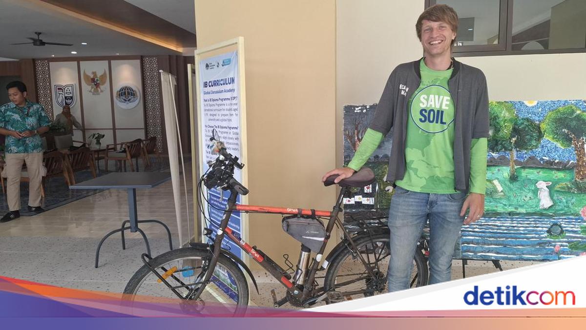 Story of German Foreigner Cycling 15,000 Kilometres to Campaign for 'Save Soil'