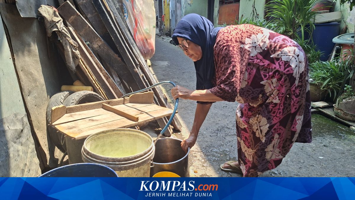 Decades On, Cengkareng Residents Forced to Stay Up Late for Clean Water