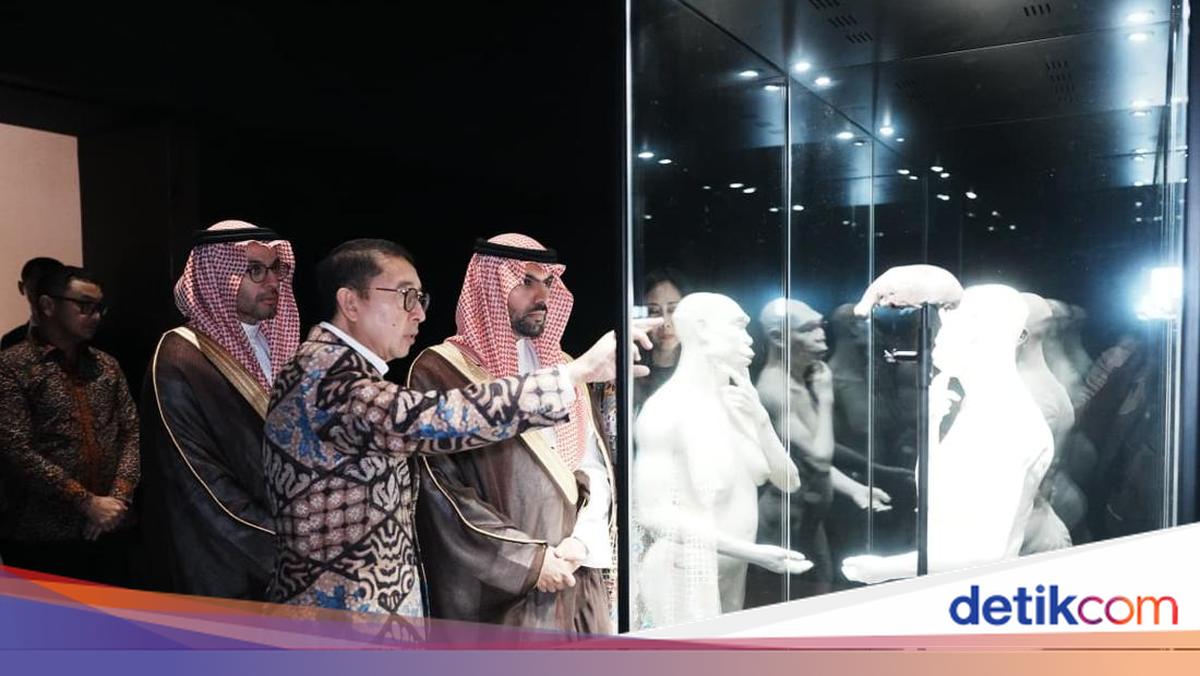 Moment When Fadli Zon Introduces Indonesian Art History to Saudi Culture Minister