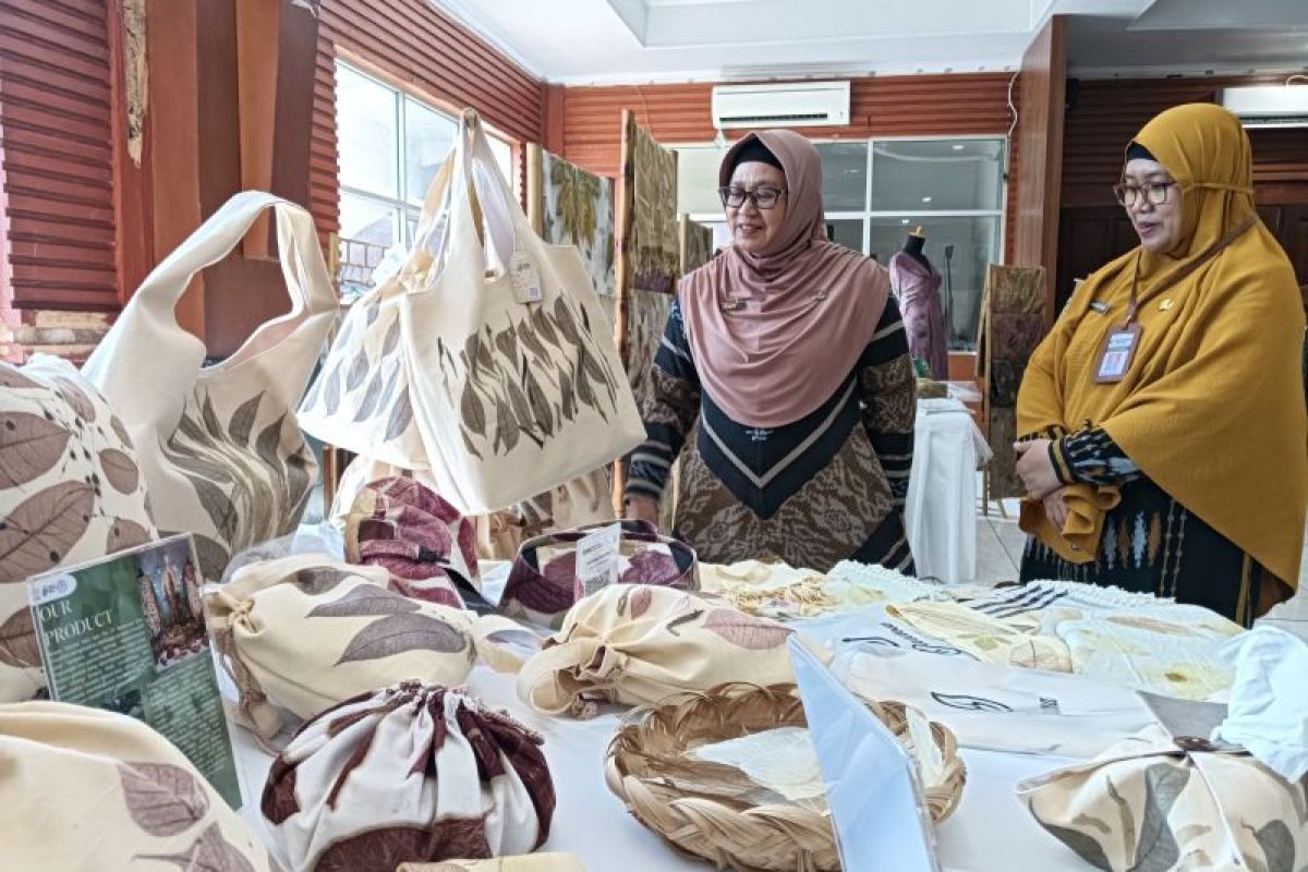Unnes Researcher Utilises Leaf Waste to Create Natural Dye Substances